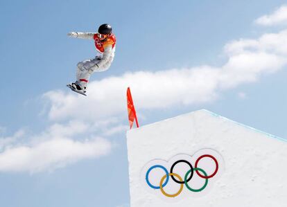 A esportista norte-americana Jamie Anderson realiza um salto na final de slopestyle feminino, disputado no Phoenix Snow Park.