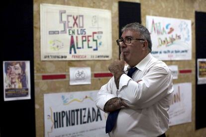 Rafael S&aacute;nchez posa con algunos de sus carteles en la entrada del cine Duque de Alba.