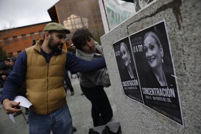 Carteles con una imagen de la presidenta de la Comunidad de Madrid anuncian una concentración en la Puerta del Sol el próximo jueves 12 de abril para protestar contra el caso Cifuentes.