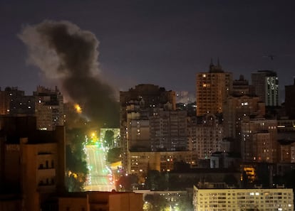 Una columna de humo se eleva en la capital de Ucrania tras el ataque masivo ruso con drones y misiles. 