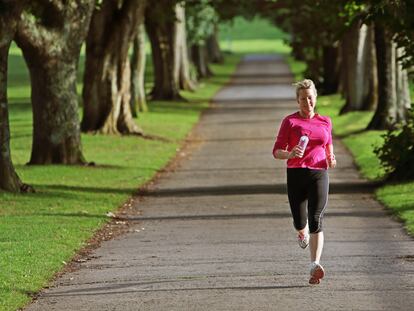 Una mujer corre por un parque.