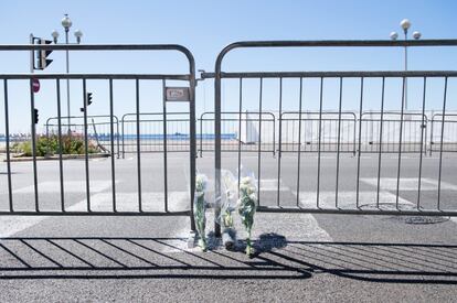 Flores en el paseo de los Ingleses en Niza como tributo al ataque que sufrió el país francés el día de la fiesta nacional.