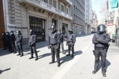 Vista del Paseo de Gracia en Barcelona protegido por la policía