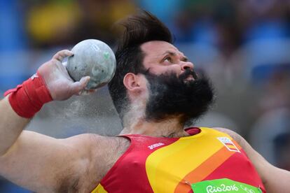 El español Carlos Tobalina compite en el lanzamiento de pesos masculino.