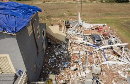 Da&ntilde;os causados por el temporal en una casa entre Lleida y Corbins.