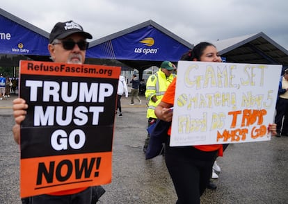 Manifestantes exhiben pancartas contrarias a Trump.