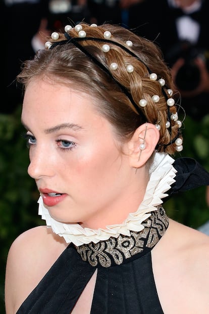 Maya Hawke utilizó las perlas para aderezar su trenza-corona en la gala del Met el año pasado.