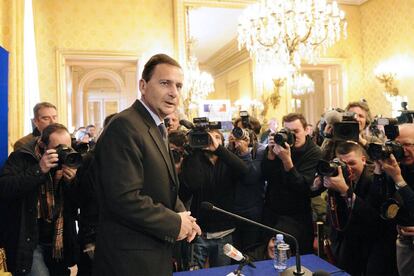 El ministro de Inmigración e Identidad Nacional, Eric Besson, comparece ante la prensa ayer en París.