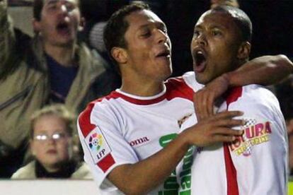 Adriano y Julio Baptista celebran, abrazados, el tercer tanto sevillista.