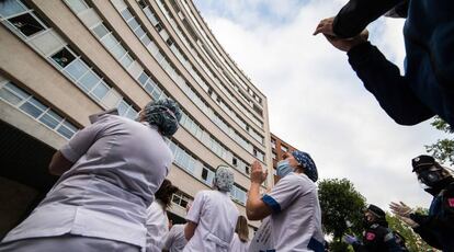 La Policía Municipal de Madrid y los sanitarios del Hospital Fundación Jiménez Díaz aplauden en apoyo a los profesionales fallecidos por coronavirus y sus familias durante a Pandemia Covid-19  en Abril 30, 2020 en Madrid, España
 
 Joaquin Corchero / Europa Press
 30/04/2020 