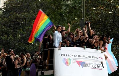 El secretario Político de Podemos, Íñigo Errejón con la bandera del Orgullo Gay.