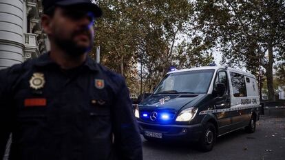 Un furg&oacute;n de la Guardia Civil sale de la Audiencia Nacional tras conocerse la decisi&oacute;n de la juez Lamela.