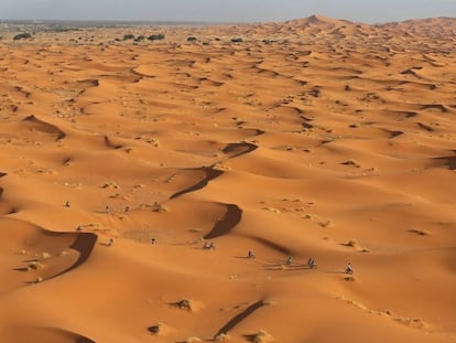 Etapa de la Titan Desert por dunas del desierto marroqu&iacute;