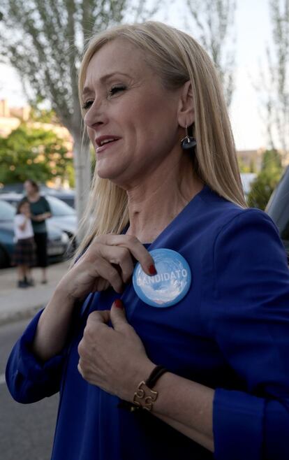 <b>19.46h.</b> El coche de Cifuentes se ha convertido en un despacho improvisado. Allí lleva maquillaje, pañuelos, sus papeles y el 'merchandising' de su campaña. Su chapa con la palabra "Candidata" se la coloca nada más llegar a Las Rozas y bajarse del vehículo. A partir de ese momento, se sucederán los abrazos, besos y fotos de los simpatizantes. Esta tarde juega en territorio amigo.