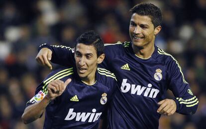 Angel Di María celebra con Ronaldo uno de sus goles.