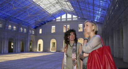 Sonia Castedo, a la derecha, y Almudena Muñoz, en la antigua estación de Murcia.