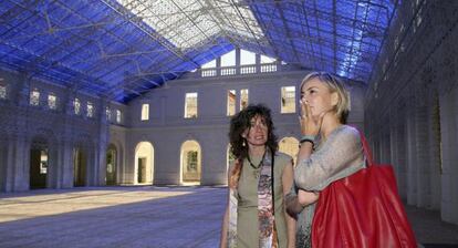 Sonia Castedo, a la derecha, y Almudena Mu&ntilde;oz, en la antigua estaci&oacute;n de Murcia.