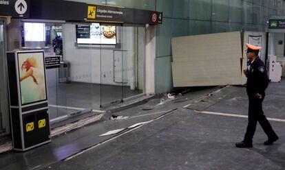 Daños causados en el Aeropuerto Internacional Benito Juárez en Ciudad de México tras el terremoto.