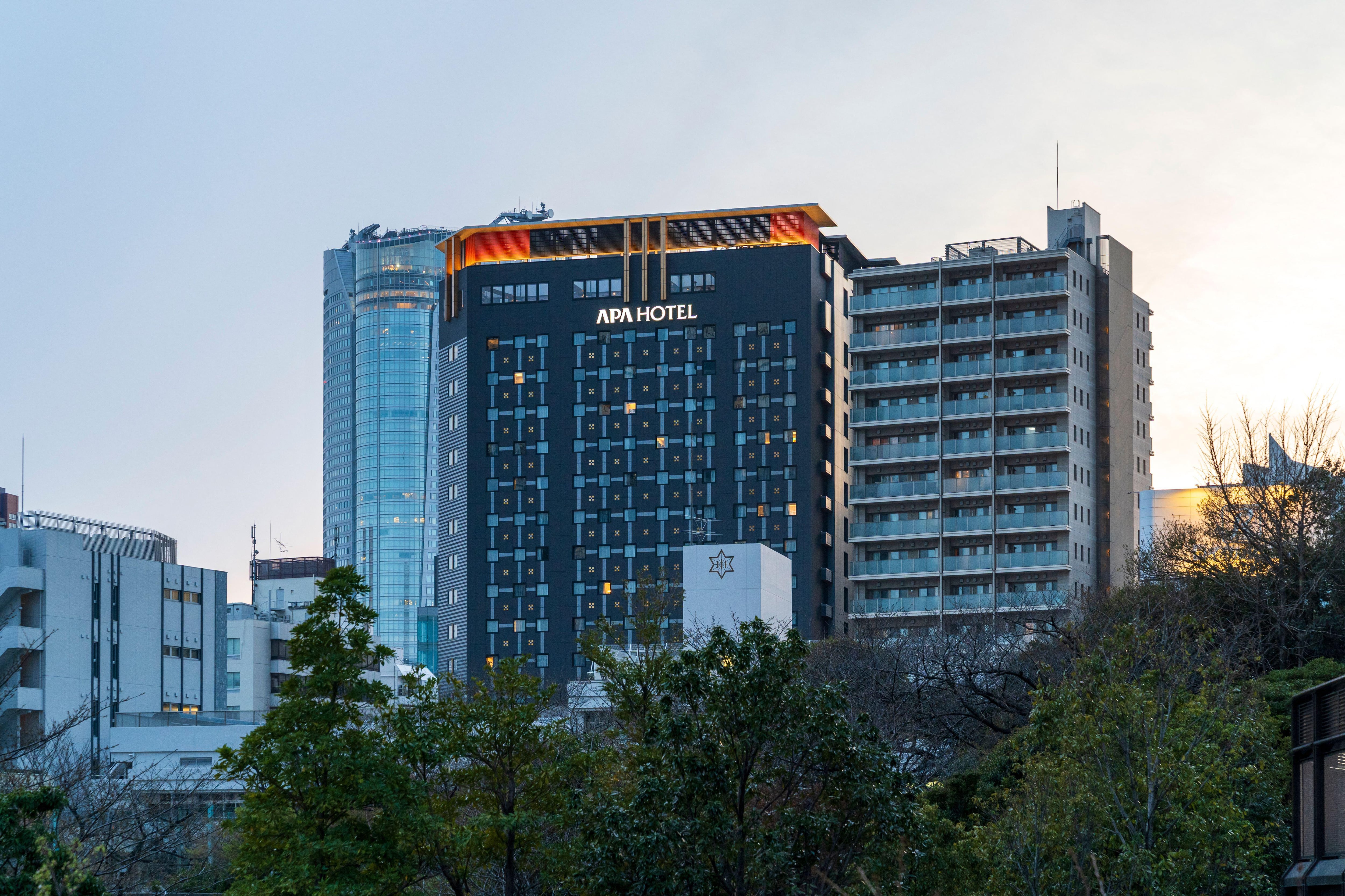 La familia multimillonaria detrás del imperio hotelero japonés de habitaciones minúsculas apuesta por EE UU