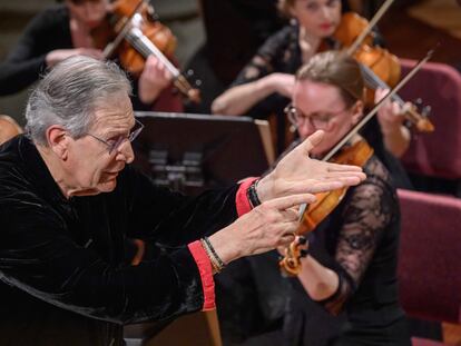 John Eliot Gardiner dirige en la 'Misa en si menor' de Bach al Coro Monteverdi y los English Baroque Soloists, en Barcelona el pasado 12 de abril.