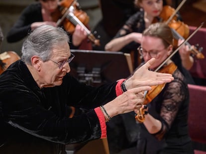 John Eliot Gardiner, durante la interpretación de la Misa en si menor en el Palau de la Música Catalana, en Barcelona en abril.