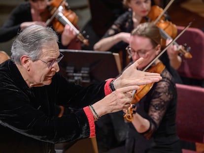 John Eliot Gardiner dirige en la 'Misa en si menor' de Bach al Coro Monteverdi y los English Baroque Soloists, en Barcelona el pasado 12 de abril.
