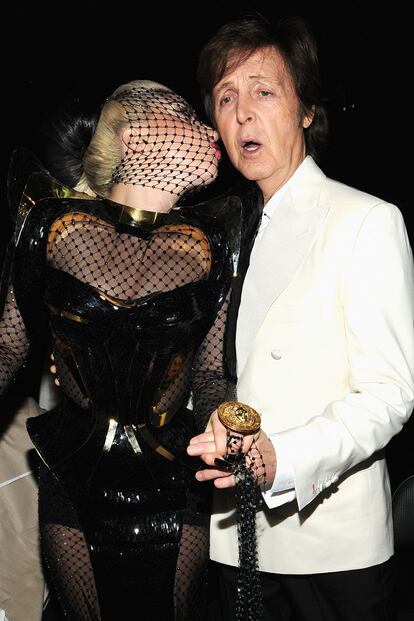 Lady Gaga y Paul McCartney, la extrfaña pareja.