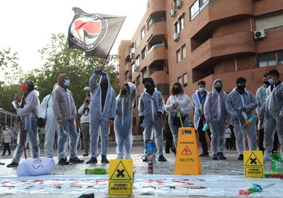 Varias personas durante el acto ‘Desinfecta Vallekas del Fascismo’ en la ‘Plaza Roja’ de Vallecas.