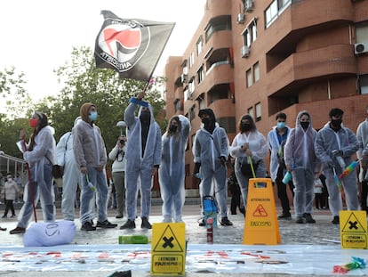 Varias personas durante el acto ‘Desinfecta Vallekas del Fascismo’ en la ‘Plaza Roja’ de Vallecas.