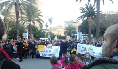 Aspecto de la concentración contra los recortes ante la Consejería de Educación.