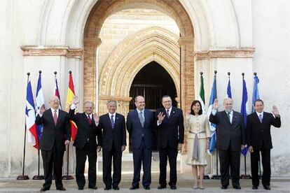 Chaves (cuarto por la izquierda) y los dirigentes de los siete países centroamericanos, ayer, en Sevilla, antes de la reunión.