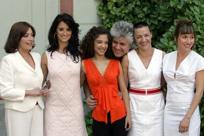 Carmen Maura, Penélope Cruz, Yohana Cobo, Blanca Portillo y Lola Dueñas, con Pedro Almodóvar.