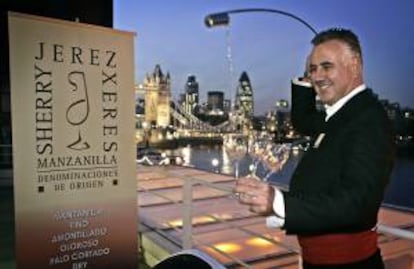 Un escanciador llena las copas de vino de Jerez en la terraza del museo de diseño de Londres. EFE/Archivo