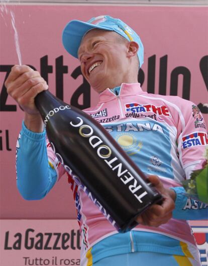 Vinokourov celebra el liderato.