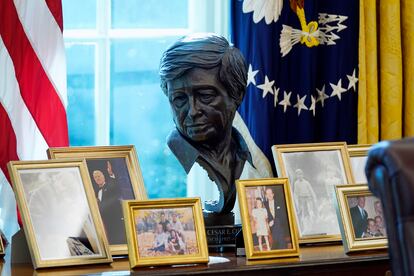 El busto de César Chávez que se encuentra en el Despacho Oval ocupado por Joe Biden. 