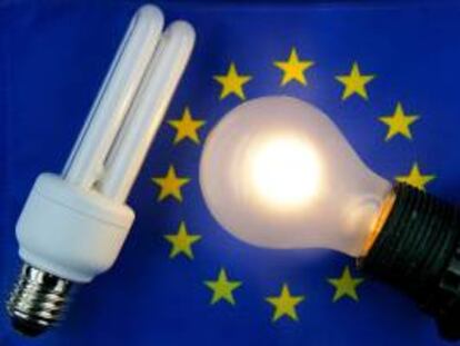 Una bombilla convencional (d) y una lámpara ahorradora de energía, son fotografiadas sobre una bandera de la Unión Europea. EFE/Archivo