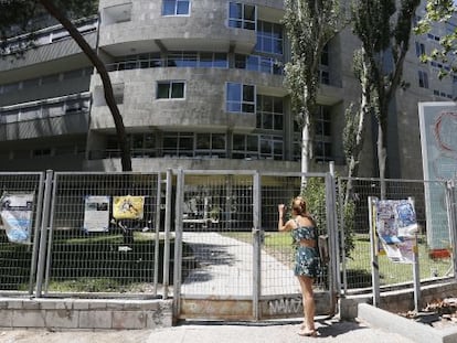 Imagen del cierre del Colegio Mayor San Juan Evangelista por parte de Unicaja.