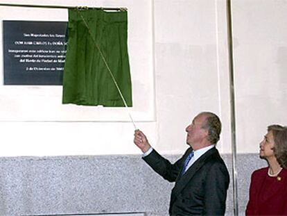 Dos Juan Carlos y doña Sofía descubren una placa conmemorativa.