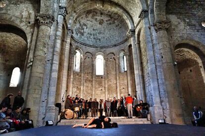 Roc&iacute;o Molina y S&iacute;lvia P&eacute;rez Cruz, durante su actuaci&oacute;n en la iglesia del monasterio de San Pedro de Galligans de Girona.