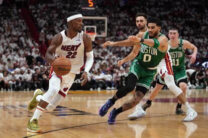 Jimmy Butler, de blanco, se dirige hacia el aro esta madrugada ante la defensa de Jayson Tatum (Boston Celtics).