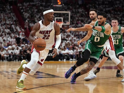 Jimmy Butler, de blanco, se dirige hacia el aro esta madrugada ante la defensa de Jayson Tatum (Boston Celtics).