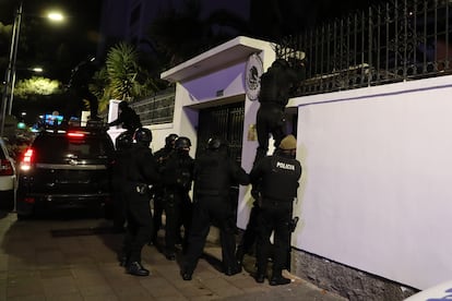 Members of an elite corps of the Ecuadorian Police trying to break into the Mexican Embassy on Friday. Their goal was to arrest former vice president Jorge Glas, who is convicted of corruption.