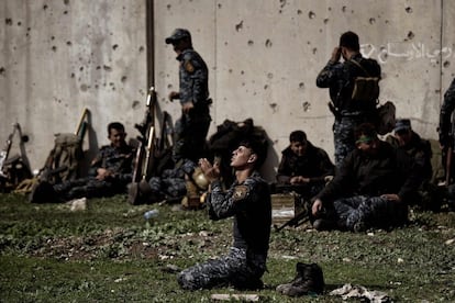 Un miembro de la policía iraquí reza mientras las fuerzas iraquíes se enfrentan al Estado Islámico en Mosul durante una ofensiva en la parte oeste de la ciudad.