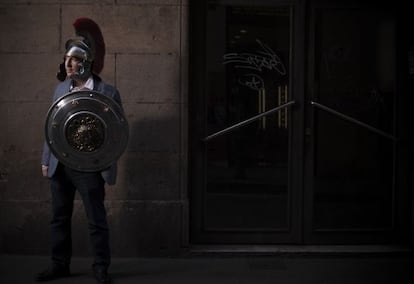 Santiago Posteguillo, de romano en la calle del Carme de Barcelona, ayer.