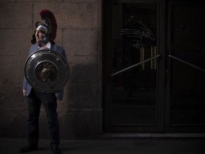 Santiago Posteguillo, de romano en la calle del Carme de Barcelona, ayer.