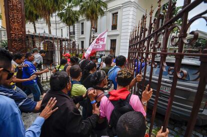 Cientos de personas ingresan a la fuerza al Palacio Legislativo para impedir una sesión especial en la que se discutiría un juicio político contra el presidente Nicolás Maduro. Varias personas resultaron heridas.