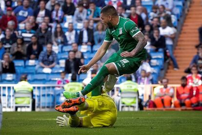 El delantero del Leganés Miguel Angel Guerrero (d) dispone de una ocasión ante el portero del Real Madrid, Kiko Casilla.