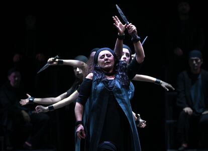 La mezzosoprano albanesa Enkeleda Shkosa, caracterizada como la gitana Azucena, en el montaje de 'Il trovatore' estrenado en el teatro Girolamo Magnani de Fidenza el pasado sábado.