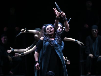 La mezzosoprano albanesa Enkeleda Shkosa, caracterizada como la gitana Azucena, en el montaje de 'Il trovatore' estrenado en el teatro Girolamo Magnani de Fidenza el pasado sábado.