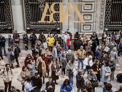 Clientes esperan a la entrada de una tienda de Zara en Valencia.